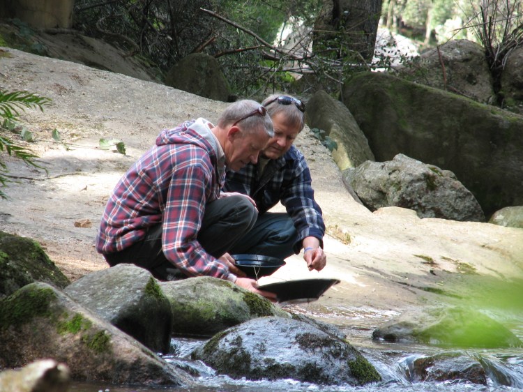 Bryon and I panning for sapphires in the Weld River. I couldn't get Bryon to pack up at the end of the day, I think he has got the fever!!